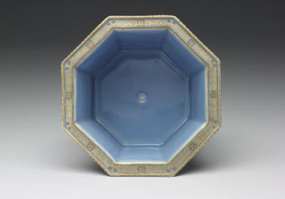 图片[3]-Octagonal flowerpot with Indian lotus pattern in gold and silver tracing. Qing dynasty, late 18th – early 19th century-China Archive